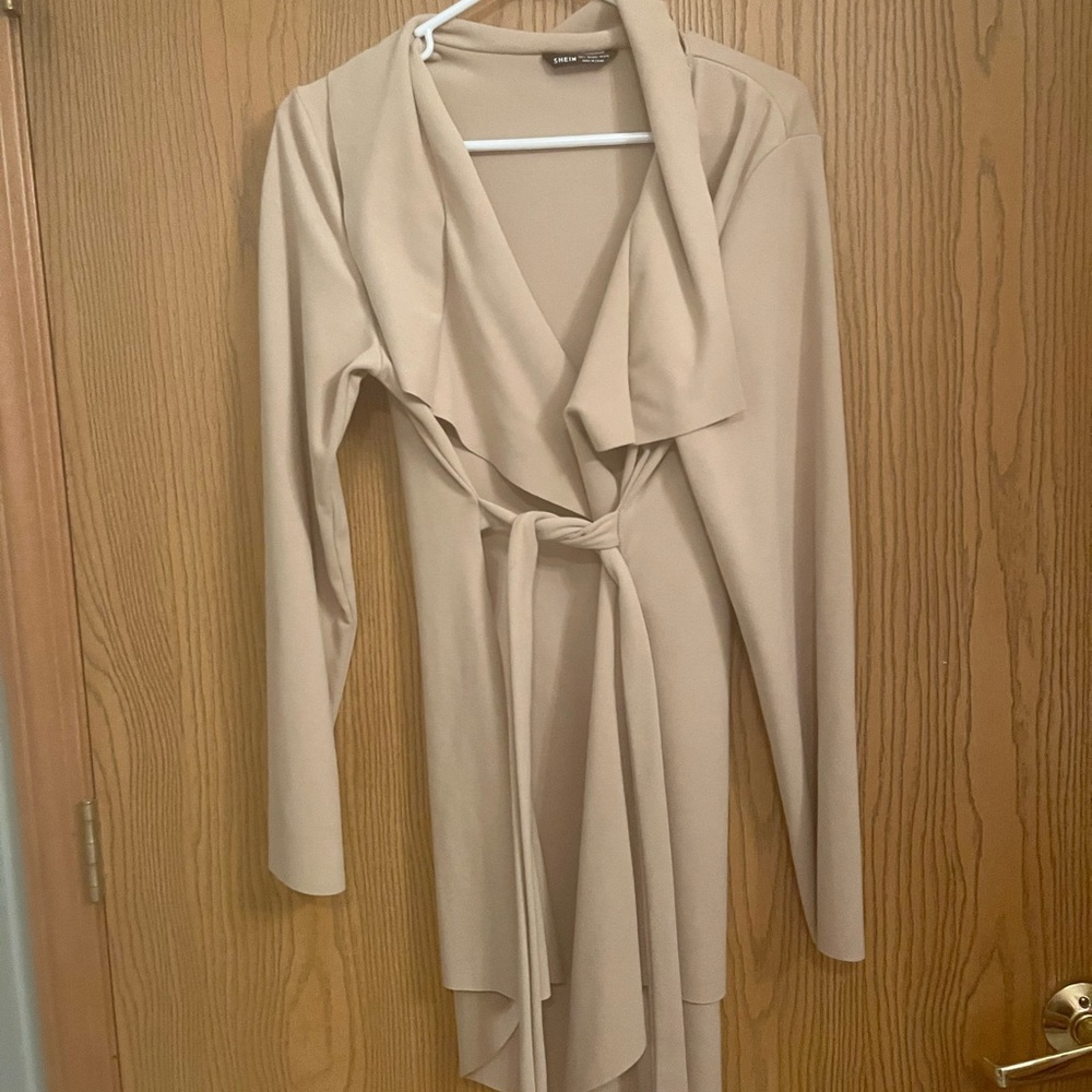 Soft trench coat tie closure
